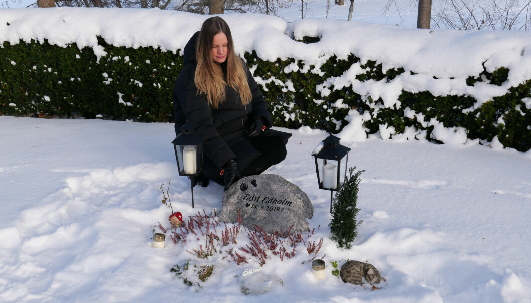 För Emelie och John var det viktigt att begrava Edit och ha en gravsten och en plats att gå till både för dem själva och kommande barn. Edits gravsten