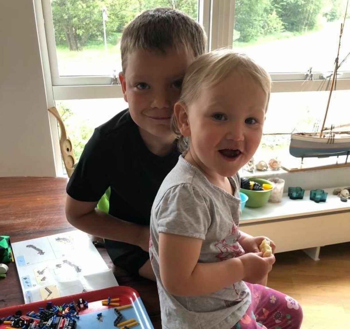 Jack kunde börja flyga själv till England för att hälsa på sin pappa för ett år sen. Josefina Sallén fick barn över 40