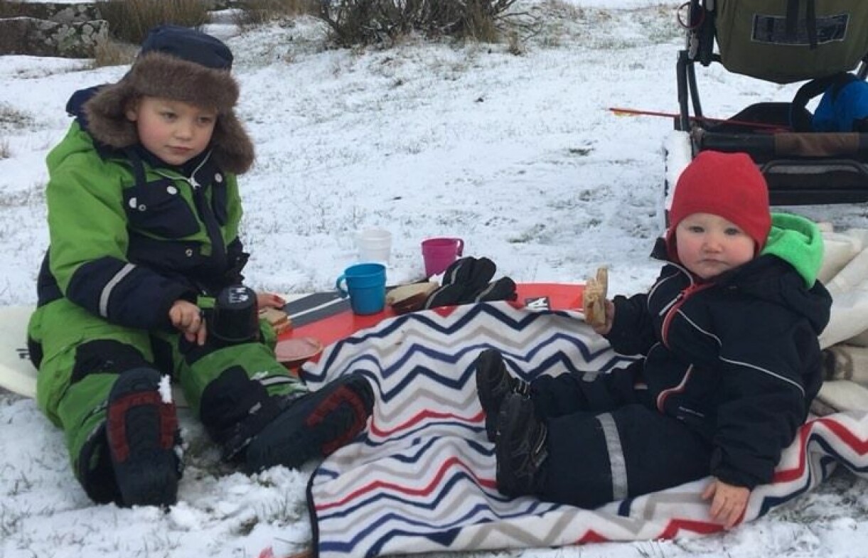 Jack och Enya har vuxit upp mestadels bara med Josefina men hälsat på sin pappa då och då. Josefina Sallén fick barn över 40