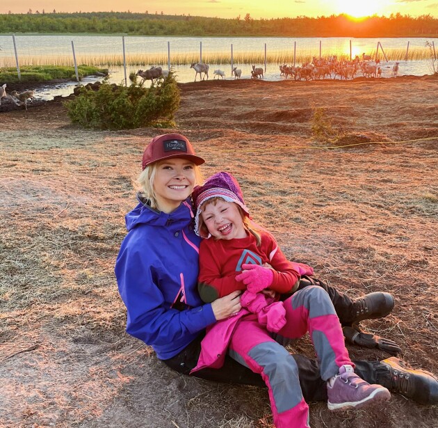 ”Jag tror att allt har en mening, det var meningen att jag skulle få barn så pass ung. Barn sammansvetsar människor och familjer. Áile kom i rätt tidpunkt, hon hann träffa både min morfar och min pappa som har gått bort” berättar Ida. Ida Labba Persson med dottern Áile