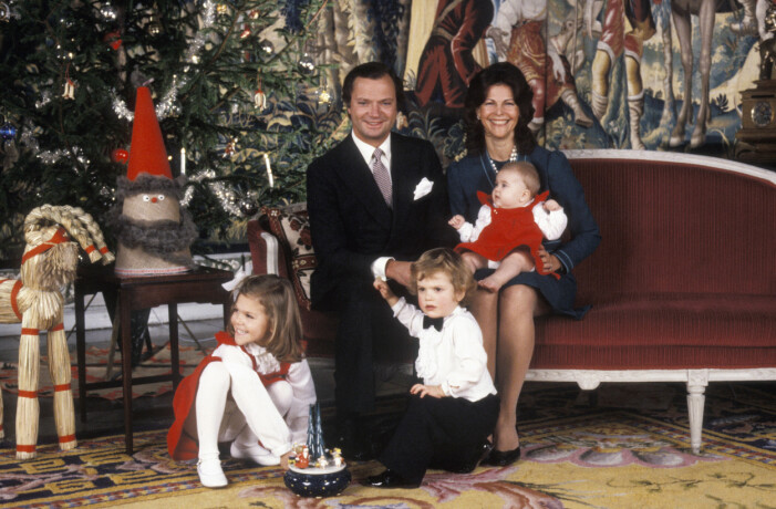 Det verkar som att kronprinsessan fått syn på något väldigt roligt. kungafamiljen firar jul 1982