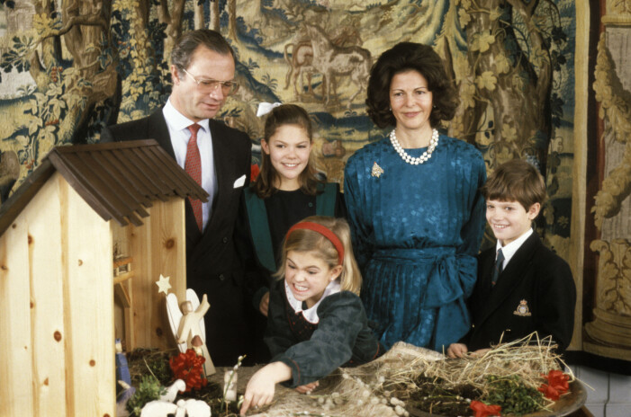 Som förälder kan man nästan förstå vad drottning Silvia tänker, just precis i den här stunden – eller hur? Kungafamiljen firar jul 1989