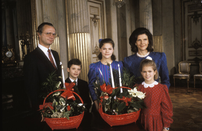 Hela fyrklövern är samlad för årets julkort. kungafamilj firar jul