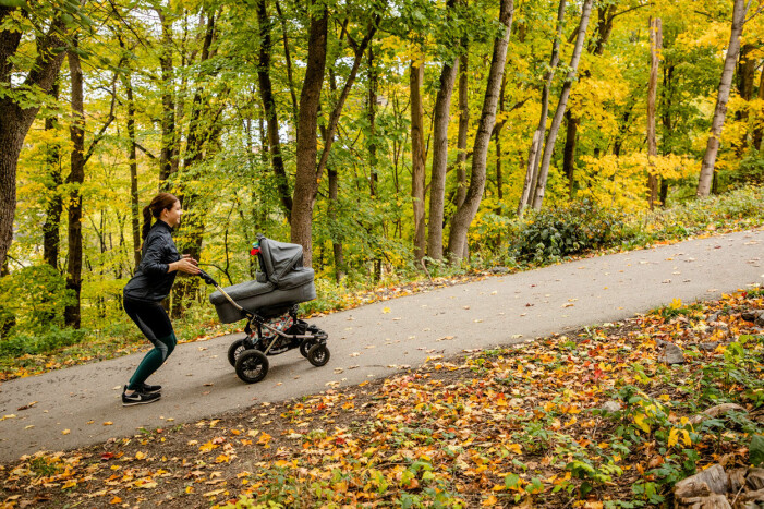 Sänk axlarna medan du gör övningen. Foto: Karin Boo Kvinna som skuffar vagn i uppförsbacke