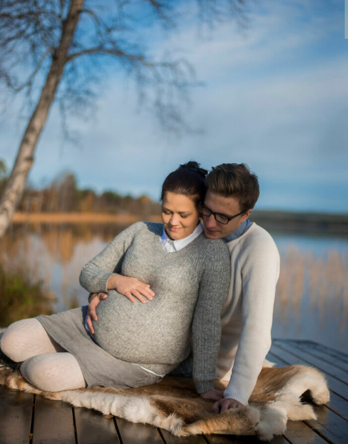 Annika och Andreas när Elsa var i magen. Annika med gravidmage tillsammans med Andreas