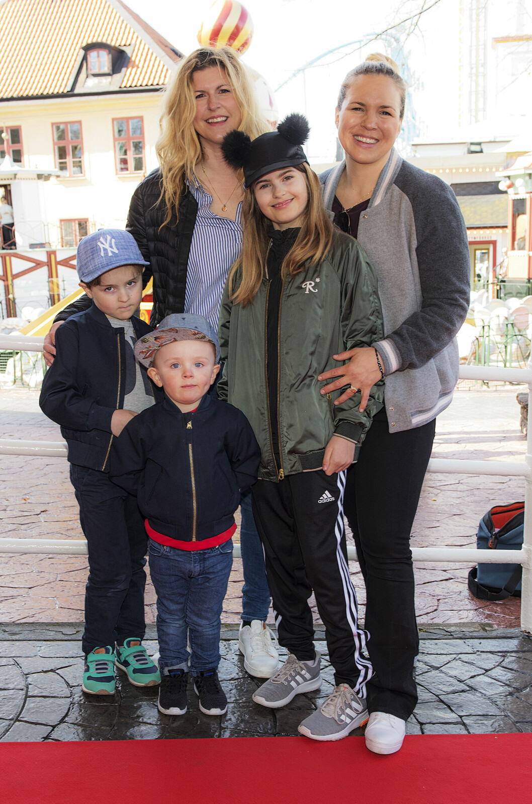 Anja Pärson och Filippa Rådin med barnen på säsongsöppningen av Gröna Lund 2018. anja pärson och filippa rådin med barnen