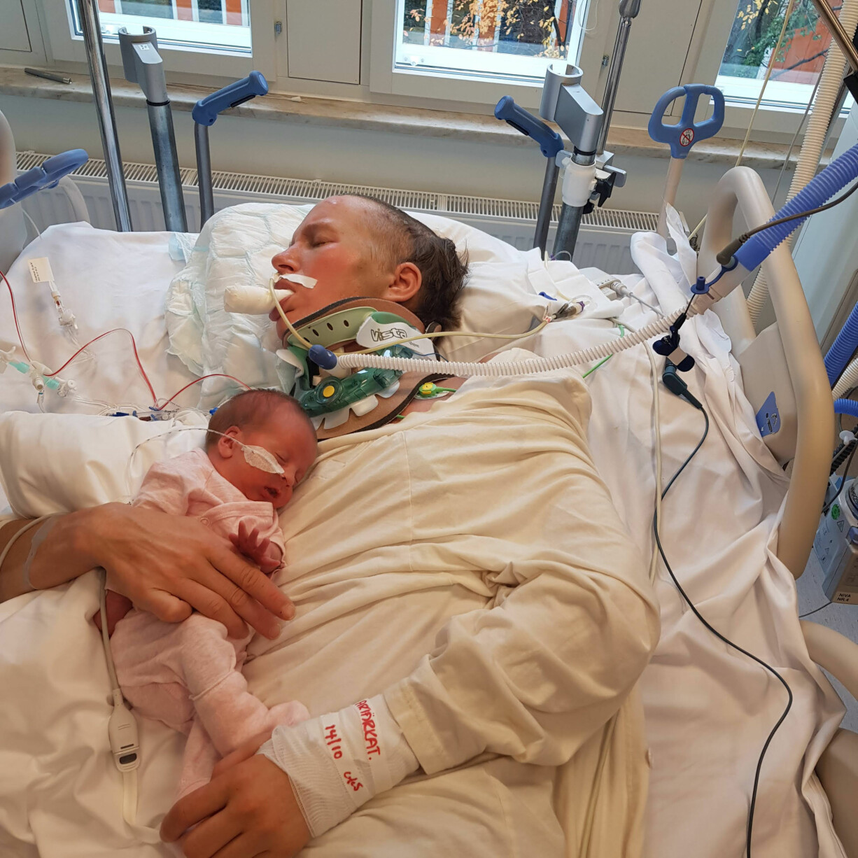 Personalen på sjukhuset var mån om att mamma och dotter skulle få känna närhet av varandra. Emma och Wilma