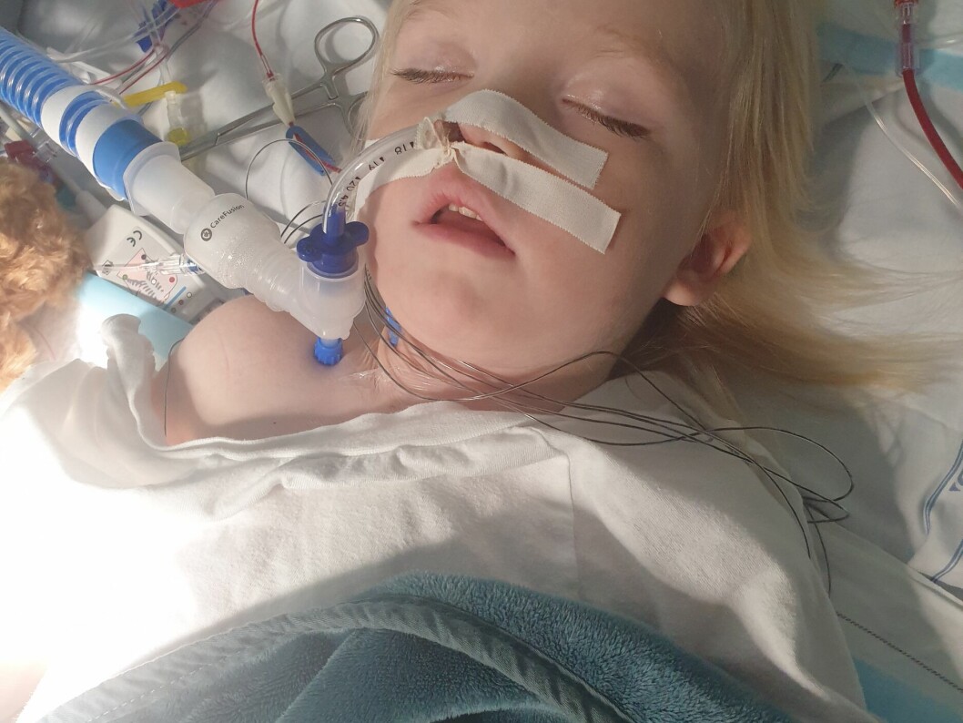 Vincent har blivit ärrad av sjukhusmiljön, och kan protestera högt om sjukhuspersonal kommer för nära berätta Sarah. Vincent efter operation