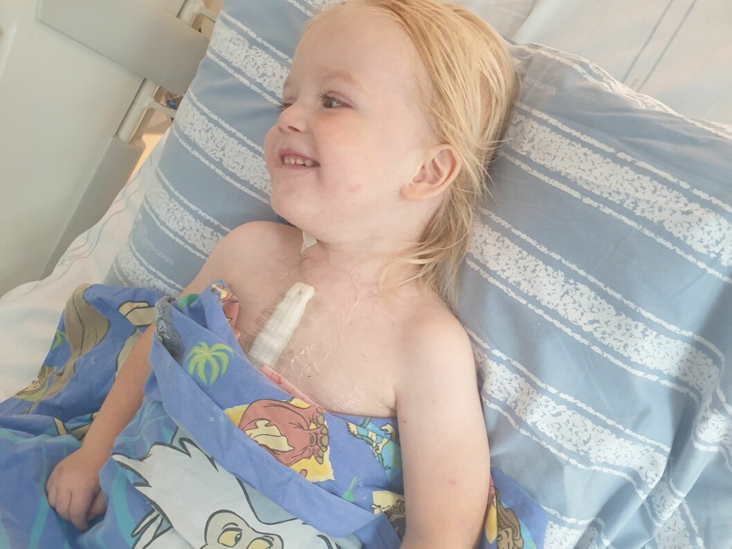 Idag förstår Vincent mycket av vad han gått igenom och pekar ibland mot ärret på bröstet, säger Sarah. Vincent efter operation för hjärtfel