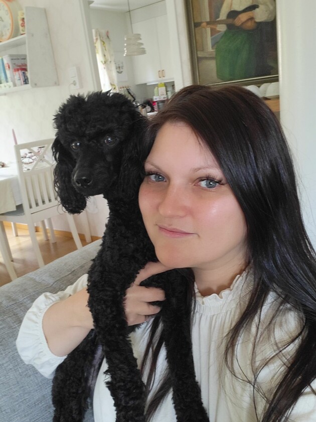 Madeleine tillsammans med hunden Skilla Madeleine Stenberg med hunden Skilla