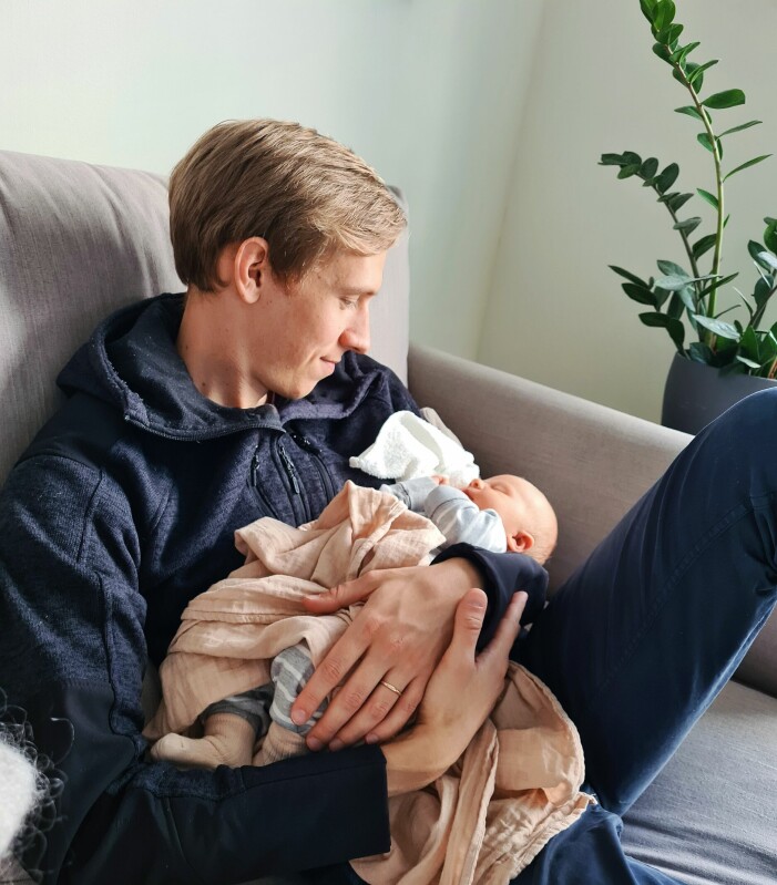 Anton har börjat jobba igen. Liv vaknar bara någon gång per natt och amningen går bra hittills! Anton Pehrson med dottern Liv, gift vid första ögonkastet