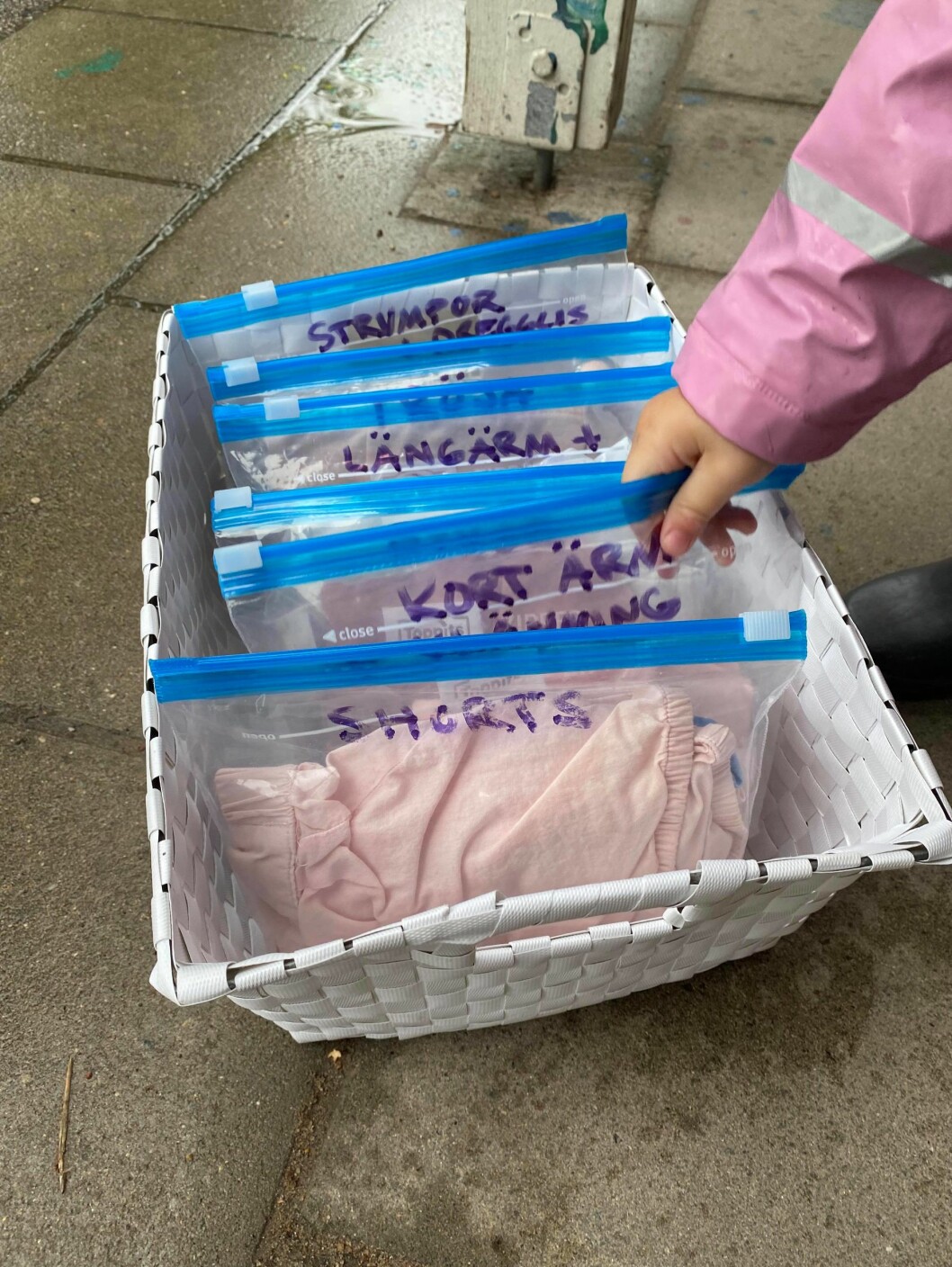 ”Strumpor”, ”Långärm” och ”Klänningar” är några av märkningarna på påsarna. malvina klädpåsar förskolan