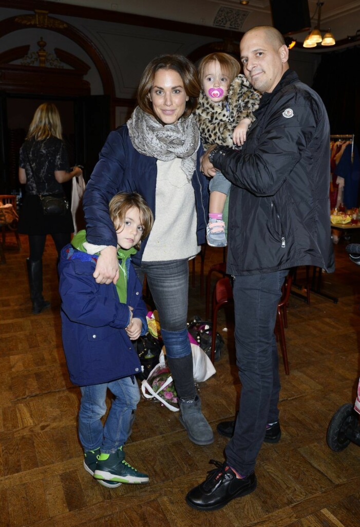 Angelo Cantavenera och Tilde Fröling med barnen Mingus och Marley. Tilde Fröling står med barnet Marley och bredvid står Angelo med barnet Mingus i sin famn.