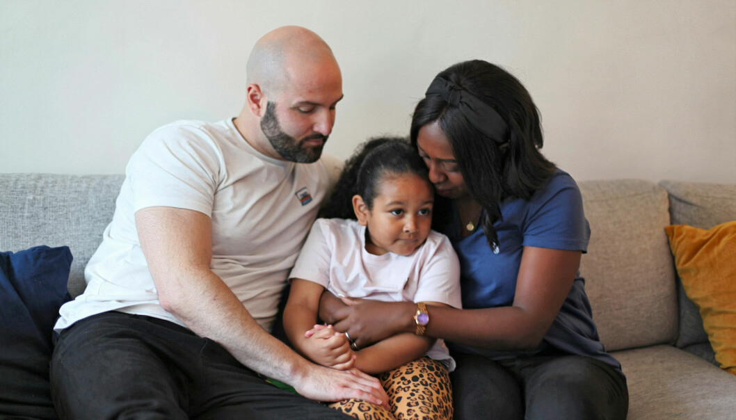 Farzin och Chanelle sitter tillsammans med dottern Ellie i en soffa och berättar hur det är när ens barn drabbas av autism.