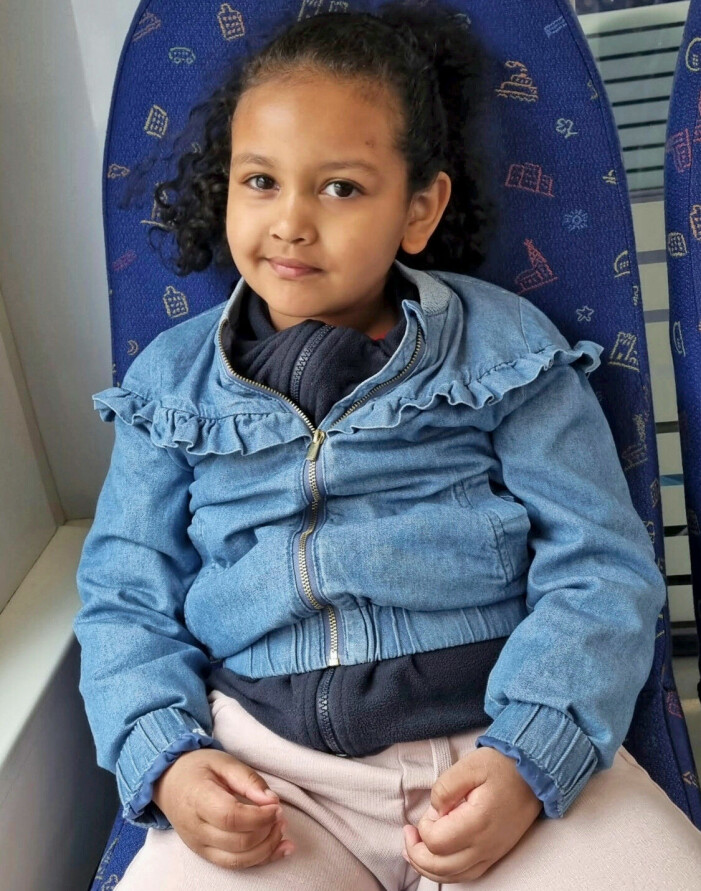 Åka pendeltåg är Ellies största intresse. Ellie åker tunnelbana.