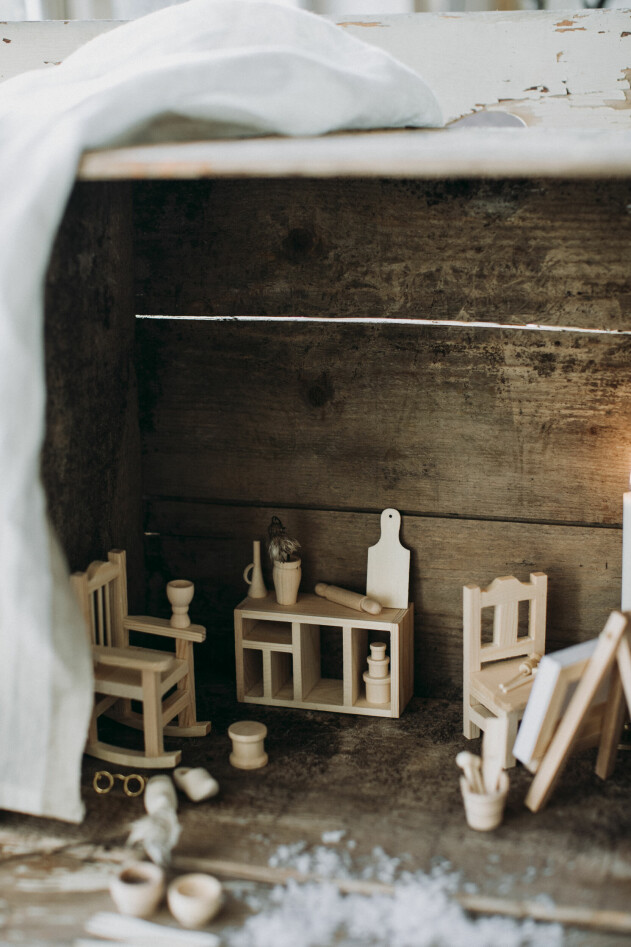 Det är bara fantasin som sätter gränser; varför inte låta barnen inreda nissens nya hus? Hos My Perfect Day finns de här baktillbehören i miniatyr – <a target="_blank" rel="nofollow" href="https://myperfectday.sjv.io/c/2867640/1210193/15051?subId1=MH-lfs—ecom-artikel-2021-nissehyss-mpd-koksredskap-&u=https%3A%2F%2Fwww.myperfectday.se%2Falla-produkter%2Fhogtider%2Fjul%2Fnissehyss%2Fnissetillbehor-koksredskap%2F&utm_source=motherhood&utm_medium=artikel&utm_campaign=ecom-art-2021-nissehyss-koksredskap">klicka på bilden för att komma direkt till dem</a>. nissedörr bakredskap i miniatyr