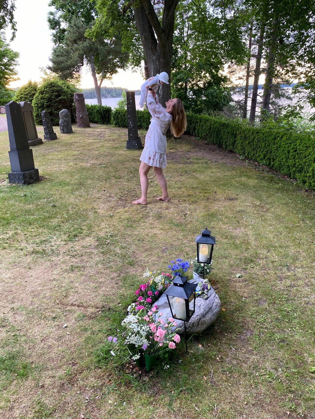 Alicia och Emelie besöker Edit på kyrkogården.