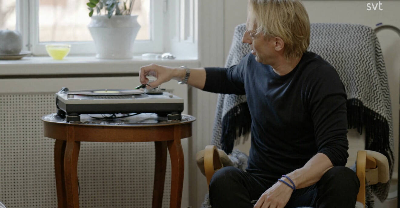 Anders Hansen sätter på en skiva.