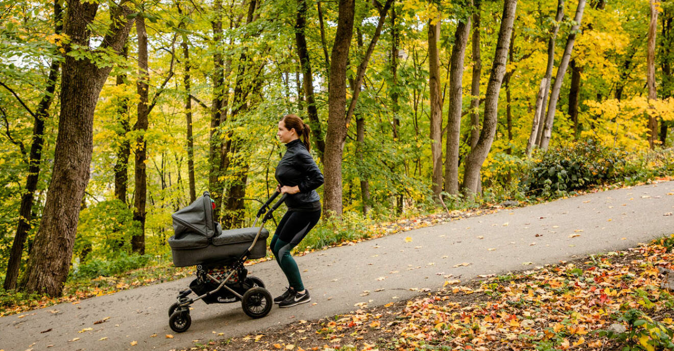 kvinna gör träningsövning med barnvagn