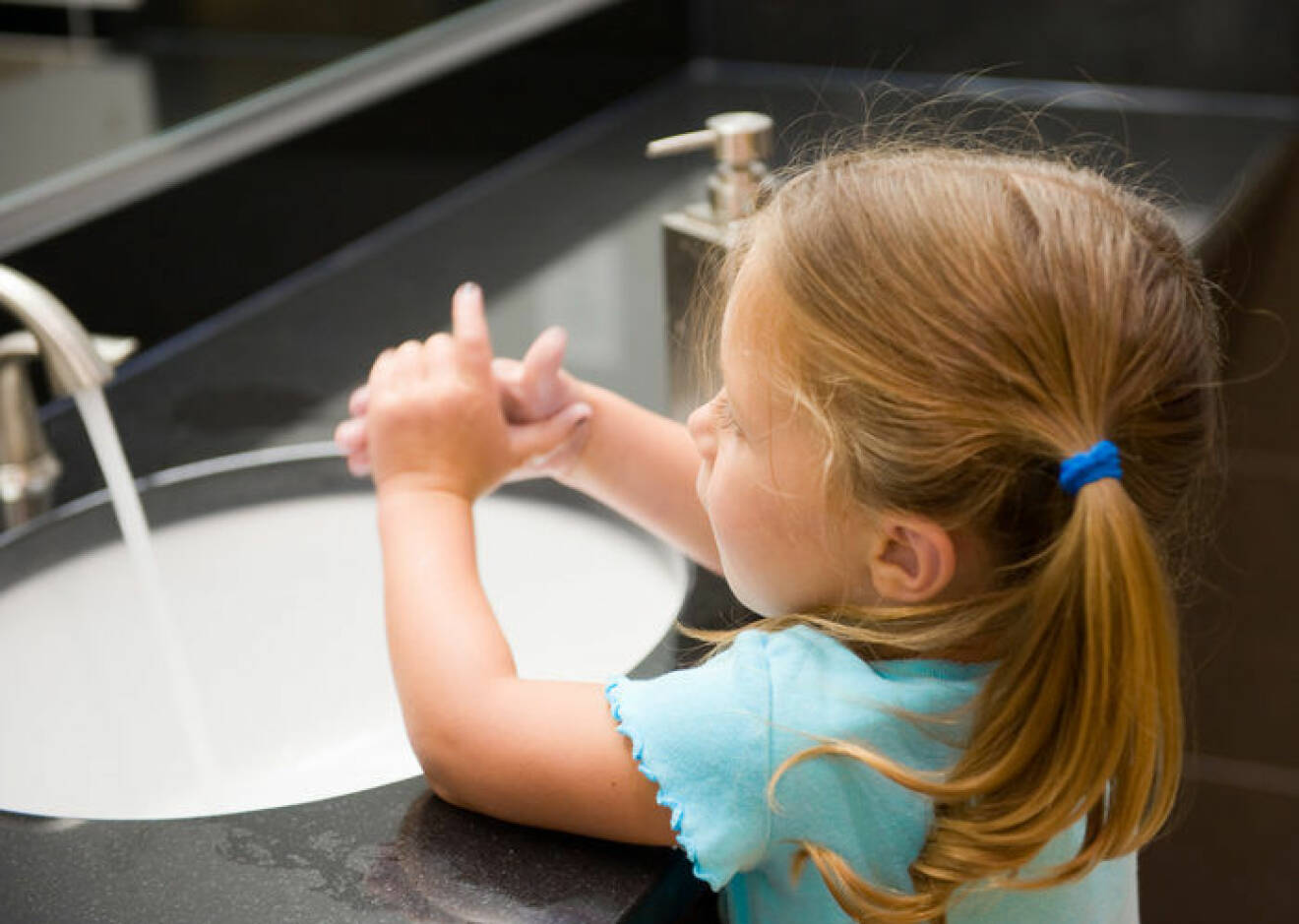 Barn som tvättar händerna