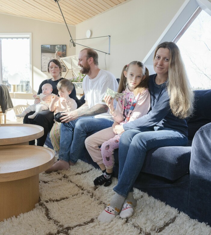 Valeriia har börjat i skolan medan Anna väntar på att få börja plugga svenska. En svensk familj och en ukrainsk mamma med sin dotter.