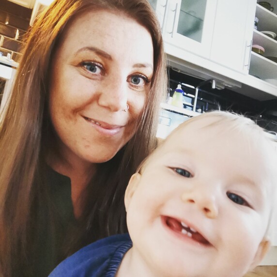 I höstas när familjen fick covid-19 var Anne-Lie precis tillbaka från mammaledigheten med Hailey. Abbe-Lie och mios lillasyster hailey