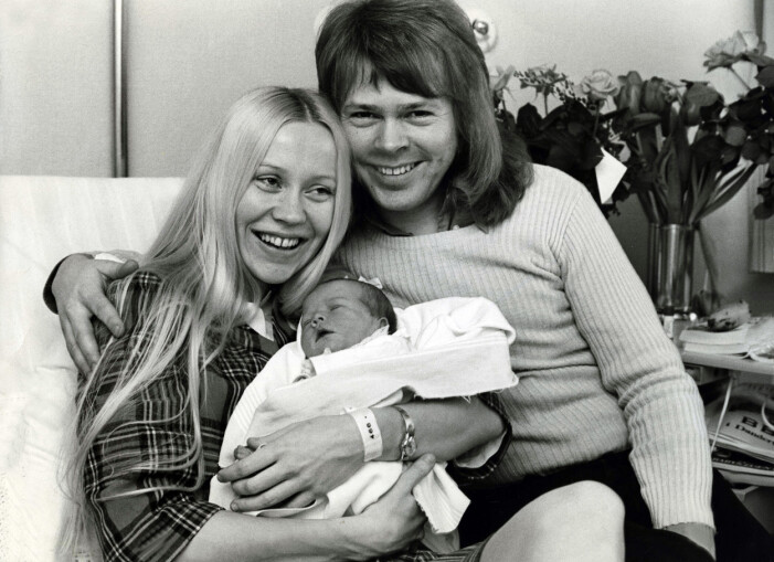 Arkivbild från 1973. Agnetha och Björn som förstagångsföräldrar, här med en nyfödd Linda i famnen. agnetha fältskog och björn håller i bebis
