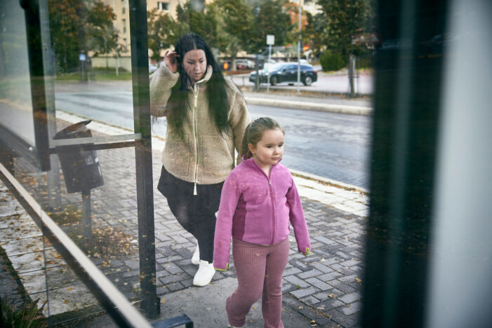 Sandra och Alicia vid en busshållsplats hemma i Västerås. Sandra och dottern Alicia fotograferas vid en busshållplats i samband med att de berättar om när Alicia rammades av en moped och var nära att dö.