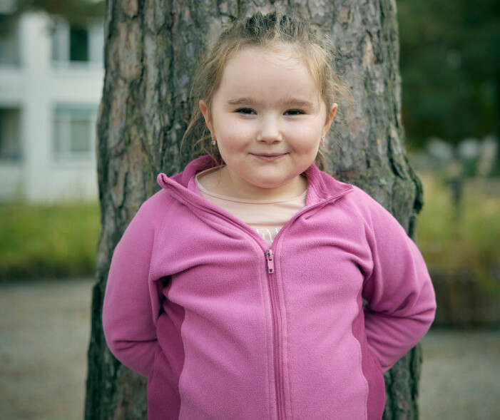 Alicia är så gott som helt återställd efter olyckan. Nästa höst börjar hon i skolan, något hon ser fram emot. Porträtt av Alicia som ler mot kameran och ser glad ut trots den svåra olyckan.