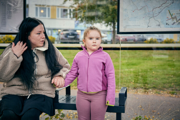 Mamma Sandra och dottern Alicia sitter på en busshållsplats och berättar om dagen då Alicia blev rammad av en moped.