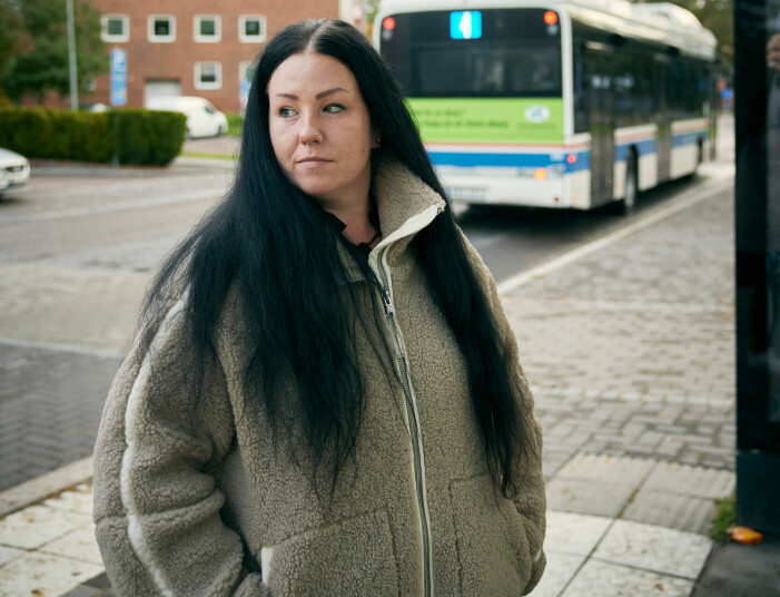 Sandra, vars dotter Alicia skadades vårt av en moped, fotograferad vid en busshållsplats.