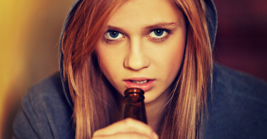 Ung kvinna med flaska i handen.