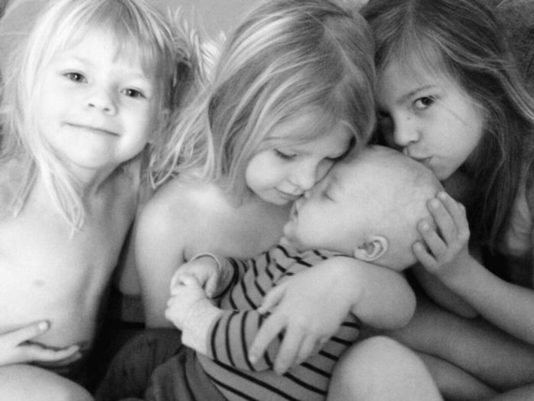 Äntligen ses vi! Bonnie, Svea och Julie med sin lillebror. Familjen samlad igen efter Franks operation