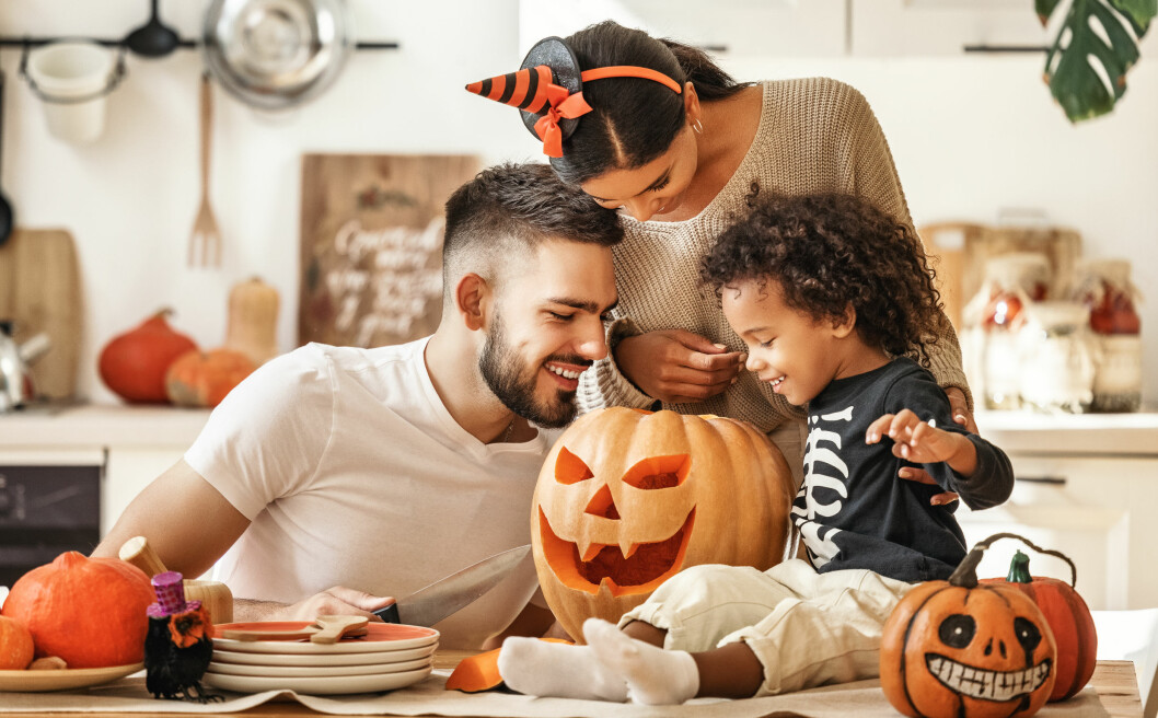Karva ut pumpor och gör riktigt höstfint hemme på Alla helgonhelgen. familj på halloween