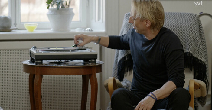 Anders Hansen älskar musik och får gåshud varje gång han hör The Rolling Stones hit <span class=" italic" data-lab-italic_desktop="italic">Tumbling dice</span>. <br class=""><span class=" italic" data-lab-italic_desktop="italic">Foto: SVT.</span> Anders Hansen sätter på en skiva.