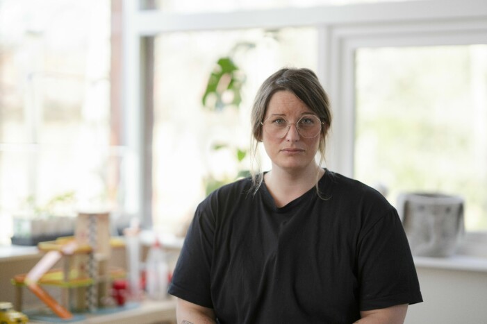 För Sabina var det självklart att erbjuda Anna och Valeriia husrum. – För den som flyr handlar allt om liv och död, säger hon. En kvinna med glasögon och oroad blick.