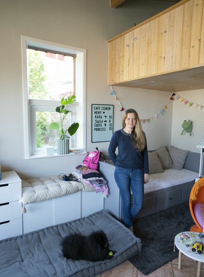 Anna och Lera har fått hela nedervåningen i villan för sig själva. En ukrainsk kvinna i ett vardagsrum med högt i tak.