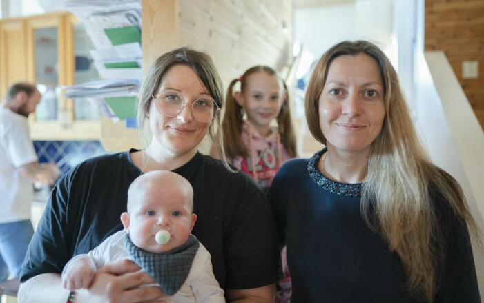 Sabina och Anna lärde känna varandra i Moldavien 2008 när de var volontärer för en ideell organisation. Två kvinnor och deras barn, ler och ser in i kameran.
