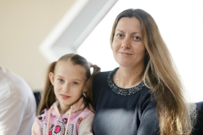 Annas man, Valeriias pappa, blev tvungen att stanna kvar i Ukraina och försvara landet. En mamma med långt hår och hennes dotter, nio år.