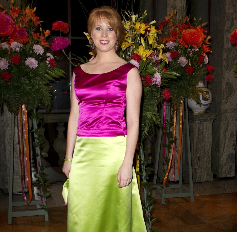Annie Lööf på Nobelfest i tvåfärgad klänning, grön och rosa.