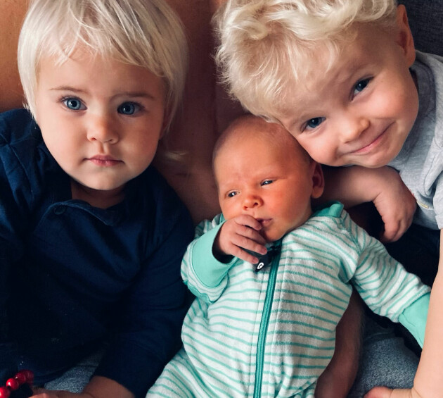 Ann-Sofies och Jacobs trio. Ada som är född i januari 2020, Eli som föddes i oktober 2021 och storebror Leon som kom i augusti 2018. Barnen Ada, Leon och Eli