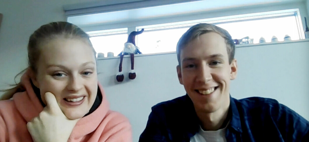 Paret sitter med hemmaplugg och hemmajobb i lägenheten i Åre den här dagen. Anton och Sofia