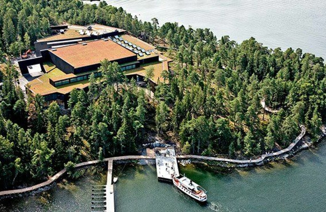 Här finns en skulpturpark att upptäcka och öppet kafé precis vid vattnet. Foto: Artipelag artipelag öppet museum