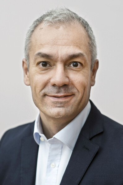 Arturo Arques är privatekonom på Swedbank. Arturo Arques som är privatekonom på Swedbank har på sig en mörk kostym.