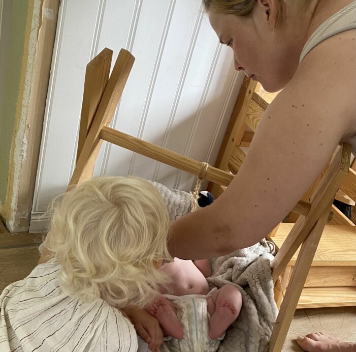 Storasyster Astrid vill vara med och hjälpa till med bebisen. Jenny och Astrid tar hand om bebisen