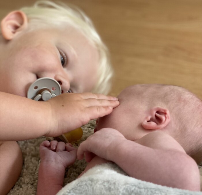 Fantastisk syskonkärlek mellan Astrid och sin lillebror, som i skrivande stund inte fått något namn. Astrid och lillebror