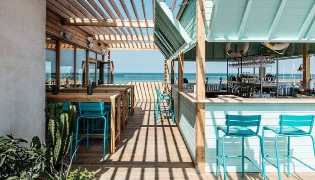 Närmare utlandssemestern än så här kommer man inte. På restaurang Badhytten i Skanör/Falsterbo äter du gott i sällskap av havsbrisen från de vita sandstränderna. Badhytten i Skanor