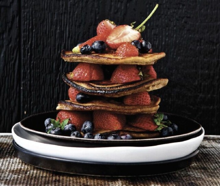 Ät pannkakorna med färska bär. bananpannkakor