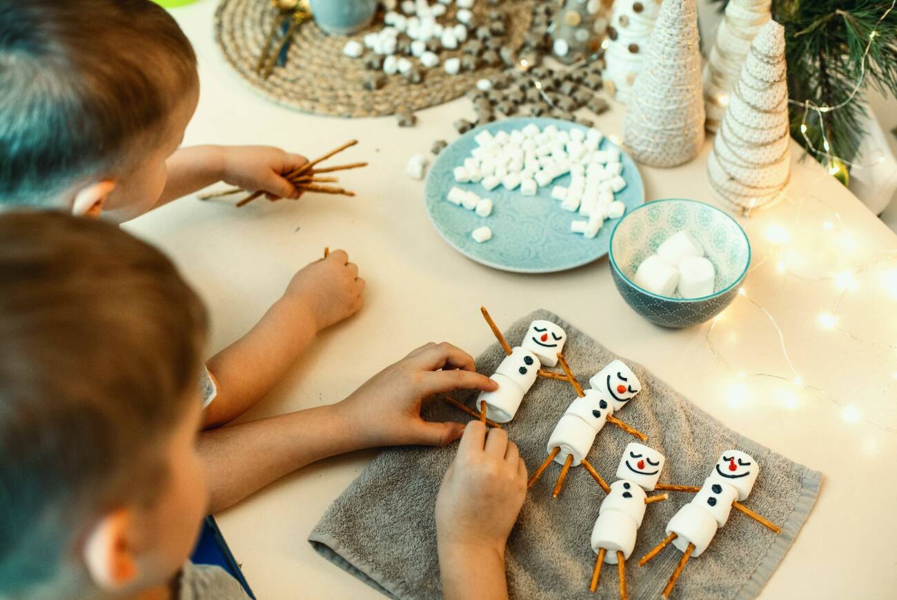 barn som gör julpyssel av marshmallows