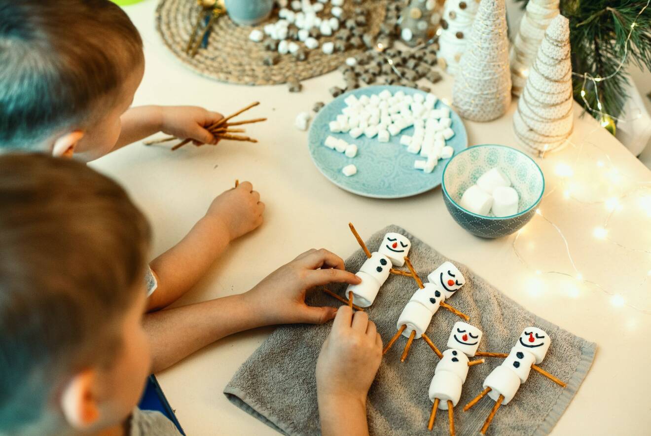 barn som gör julpyssel av marshmallows